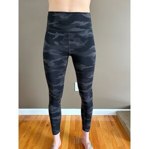 Athleta Ultimate 7/8 Tights - Size Small Tall in Black / Gray Camouflage